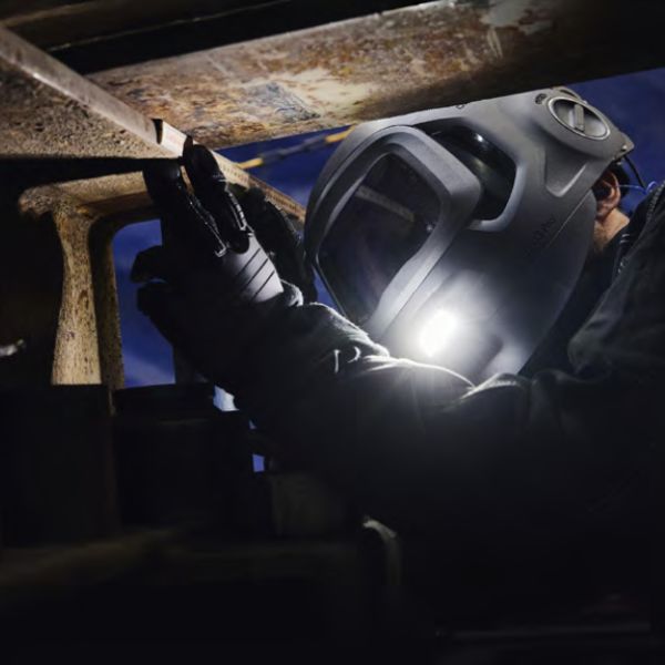 3M Speedglas G5-03 s integrovaným pracovním světlem pro lepší viditelnost